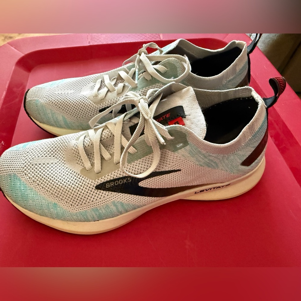 Brooks Levitate 4‎ running shoes size 8.5 Medium